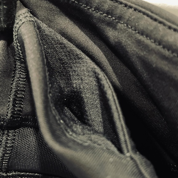 Lululemon Athletica black leggings with mesh details and zipper pockets - Picture 8 of 10